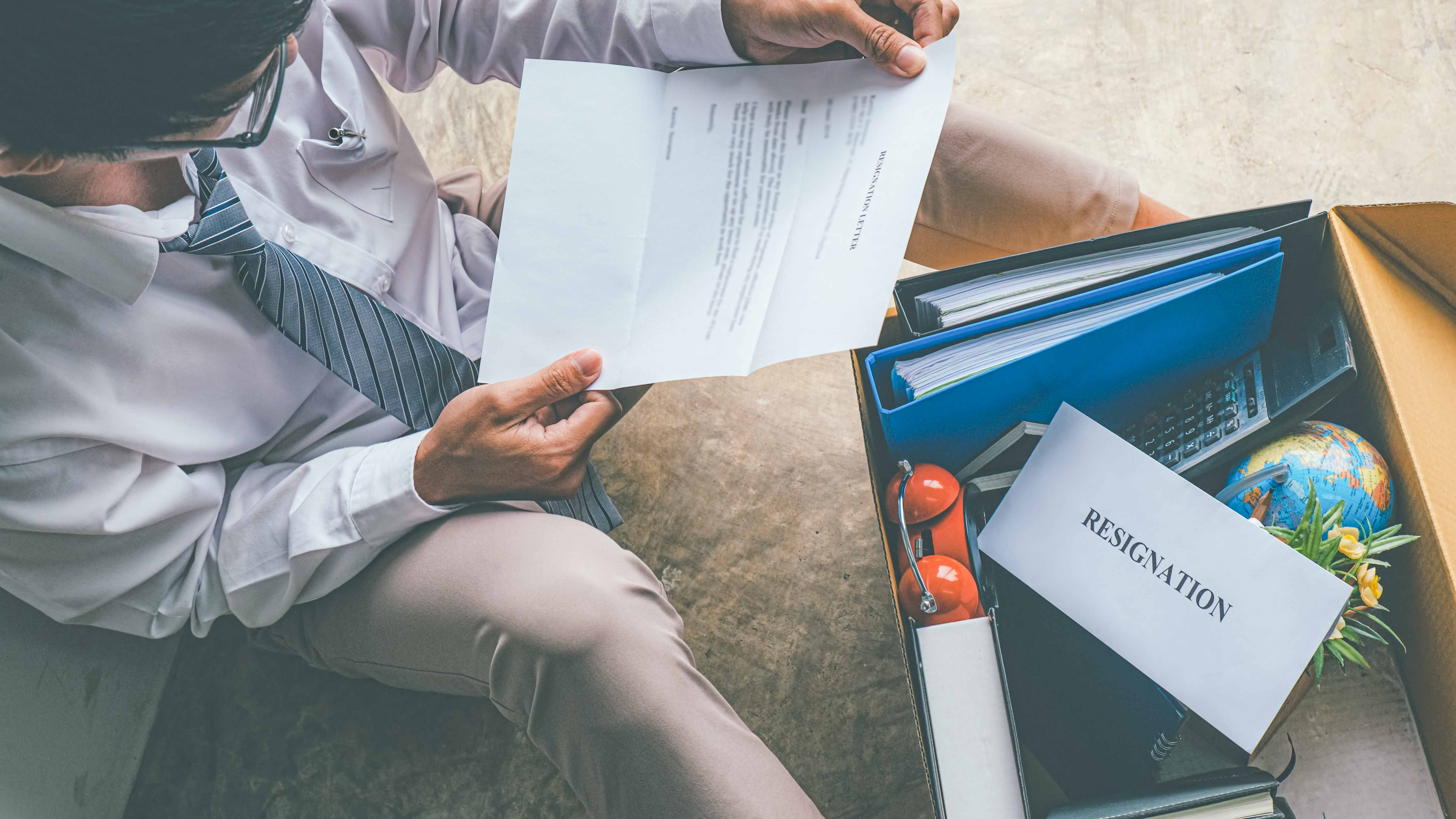 Издание приказов о предоставлении отпуска и прекращении трудового договора