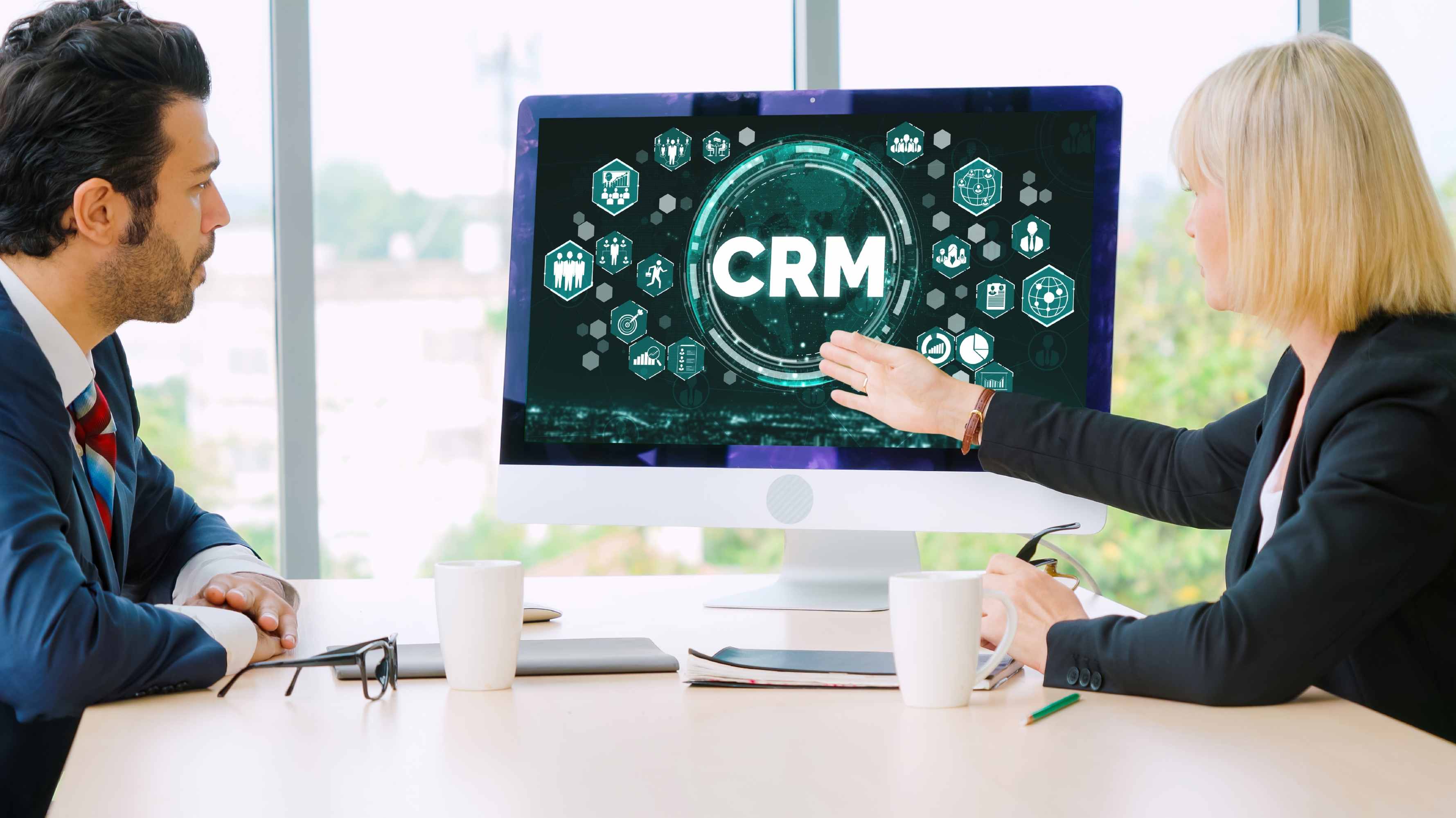 Популярные универсальные CRM-системы: обзор и особенности